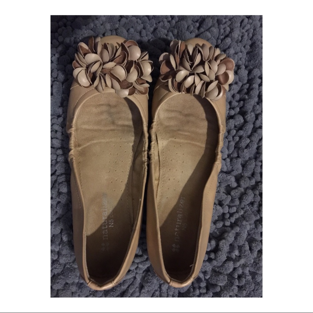 Naturalizer Tan Ballet Flats with Flower Detail